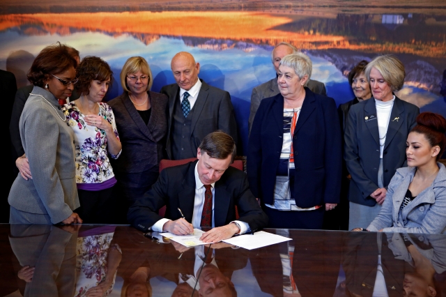 El  gobernador John Hickenlooper (c) firmó ayer tres nuevas leyes para el control de armas de fuego.