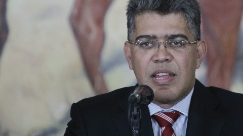 El canciller Elías Jaua condecoró ayer a dos diplomáticos venezolanos, expulsados de la embajada de ese país en EEUU.