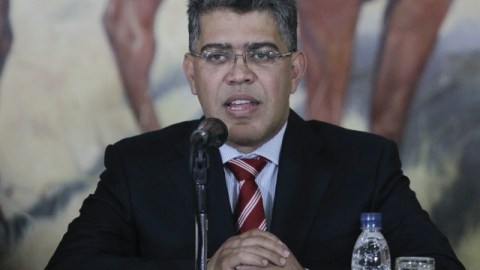 El canciller Elías Jaua condecoró ayer a dos diplomáticos venezolanos, expulsados de la embajada de ese país en EEUU.