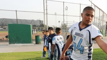 Para que los niños  que conforman el equipo de los  Bobcats del este de Los Ángeles vuelvan a jugar, tendrían que pagar por vigilancia policial para el parque Salazar donde entrenan.
