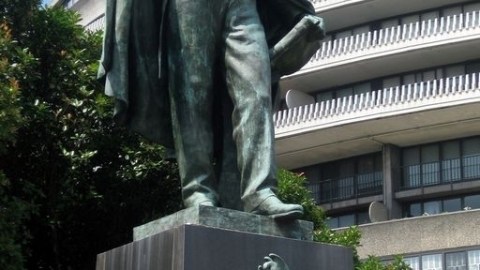 La estatua del presidente de México más celebrado, Benito Juárez, sin caballo, en Foggy Bottom, en Washington, D.C.