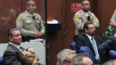 Los exconcejales de Bell escuchan la sentencia en el caso de corrupción en su contra, ayer. Hoy, se declaró la nulidad de más de una veintena de los 42 cargos pendientes en su contra.