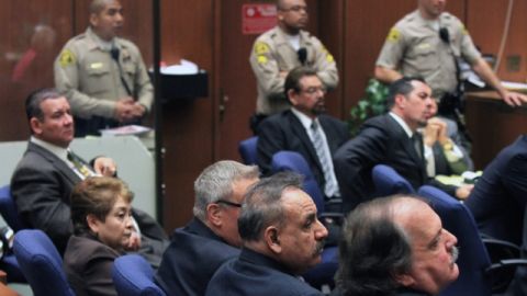 Los exconcejales de Bell escuchan la sentencia en el caso de corrupción en su contra, ayer. Hoy, se declaró la nulidad de más de una veintena de los 42 cargos pendientes en su contra.