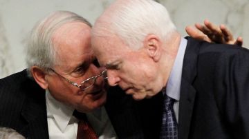 Levin (Izquierda) y McCain solicitaron a Obama mayor acción contra el régimen de Asad.