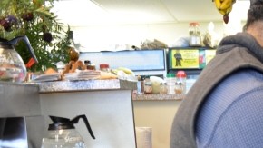 Inmigrantes hispanos laboran en un negocio en Chicago.