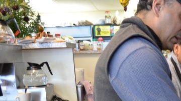 Inmigrantes hispanos laboran en un negocio en Chicago.