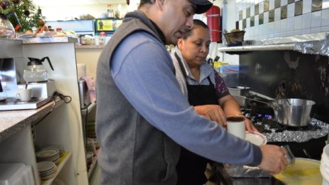 Inmigrantes hispanos laboran en un negocio en Chicago.