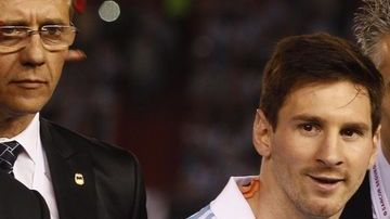 Lio Messi cumplió un centenar de partidos con la albiceleste y la AFA lo reconoció.