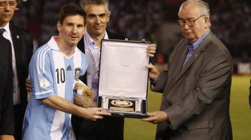 Lio Messi cumplió un centenar de partidos con la albiceleste y la AFA lo reconoció.