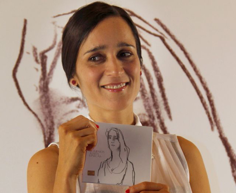 Julieta Venegas muestra su nuevo disco "Los Momentos Julieta Venegas" en una rueda de prensa realizada en México.