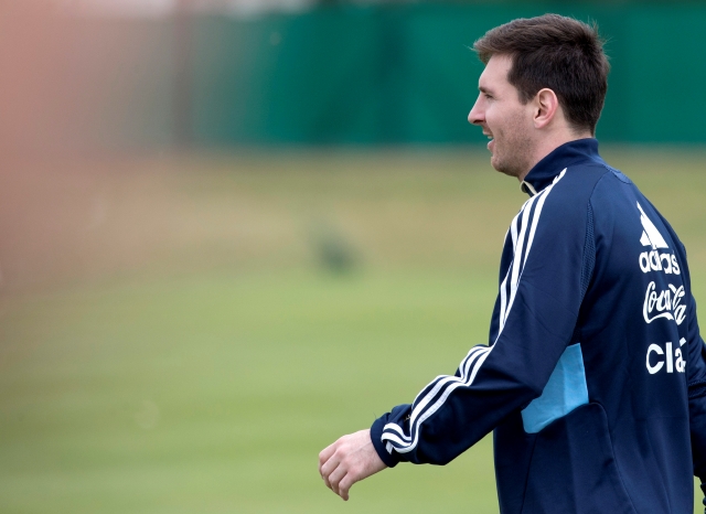 Lionel Messi abandona la cancha tras la práctica argentina.