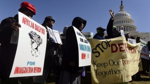 Partidarios de la reforma migratoria  se manifestaron frente al Capitolio en Washington, mientras se daba a conocer que el debate sufriría un nuevo retraso.