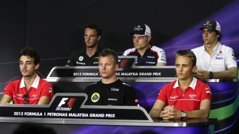 (De izq. a der., fila de arriba) Giedo van der Garde, Valtteri Bottas, Esteban Gutiérrez (abajo), Jules Bianchi, Raikkonen y Max Chilont durante una conferencia de prensa en Sepang, Malasia, ayer.