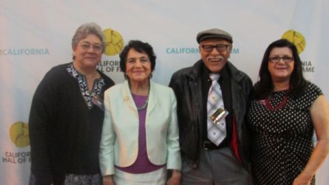 Dolores Huerta posa con su hija Lori y otros miembros de su familia, antes de la ceremonia del Salón de la Fama.