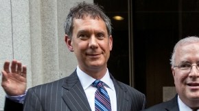 Los abogados defensores Ronald Kaye, Stanley Friedman y Shepard Kopp hablan de la decisión del juez de anular el juicio.