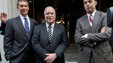 Los abogados defensores Ronald Kaye, Stanley Friedman y Shepard Kopp hablan de la decisión del juez de anular el juicio.