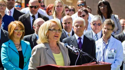 La gobernadora Jan Brewer pretende que los inmigrantes no puedan conseguir licencias de conducir.