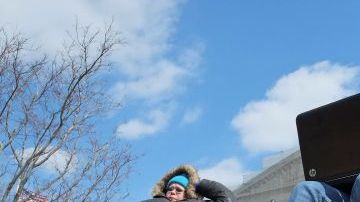 Varias personas desafían el frío y esperan en el exterior de la Corte Suprema en Washington para escuchar los argumentos orales sobre los casos de matrimonios gays que serán evaluados la próxima semana.