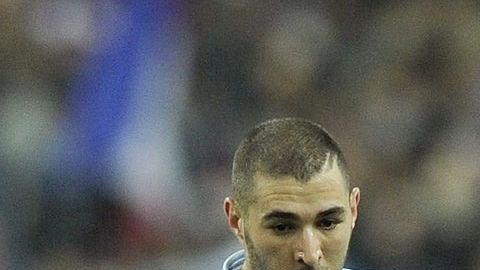 Un mensaje en Twitter de Raymond Domenech atiza el fuego en torno a Karim Benzema.