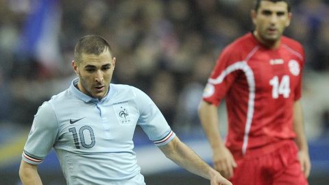Un mensaje en Twitter de Raymond Domenech atiza el fuego en torno a Karim Benzema.