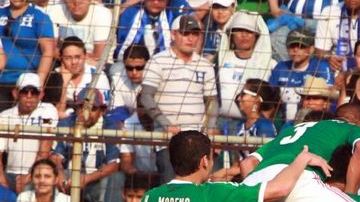 Jugadores de México celebran un gol ante Honduras.
