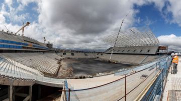 Un problema financiero causante de atraso en la obra del estadio Itaquera de Sao Paulo, podría mover la inauguración del Mundial a la ciudad de Brasilia.