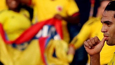 Chupándose el dedo, así festejó Radamel Falcao su gol contra Bolivia.