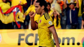 Chupándose el dedo, así festejó Radamel Falcao su gol contra Bolivia.