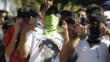 Integrantes de la pandilla Mara Salvatrucha (MS) asisten a un acto simbólico el 22 de enero de 2013, en Ilopango a las afueras de San Salvador.