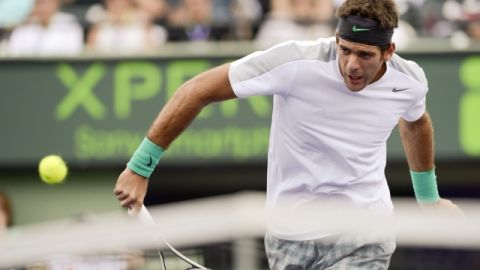 Juan Martin del Potro devuelve incómodo un saque en el que sería su último set del torneo miamense.