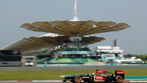 Kimi Raikkonen se desplaza en la penúltima vuelta de las pruebas de ayer.