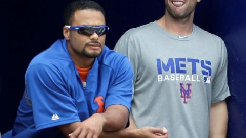Johan Santana (izq.) y  David Wright observan el partido  de ayer.