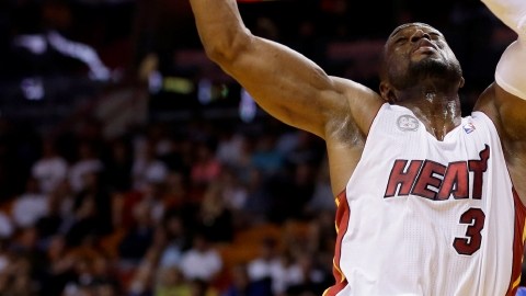 Dwywane Wade (izq.) de Miami, captura un pase ante  Rodney Stuckey, de Detroit, que se limita a observarlo. La racha del Heat sigue viva.