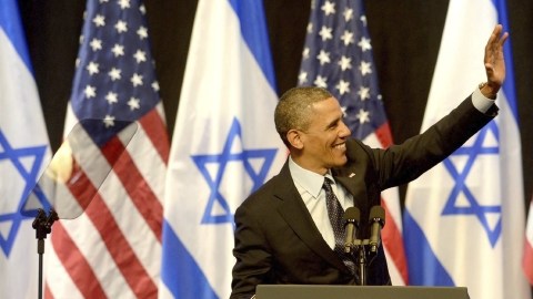 Barack Obama saluda antes de su intervención en el Centro Internacional de Convenciones de Jerusalén, Israel, ayer.