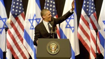 Barack Obama saluda antes de su intervención en el Centro Internacional de Convenciones de Jerusalén, Israel, ayer.