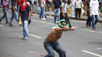 Chavistas y opositores, se enfrentaban antes de ayer,   en  Caracas; el resultado fue que  4 estudiantes disdentes resultaron heridos.