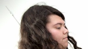 La estudiante  Daisy Villanueva, de 16 años, es revisada y pesada por la doctora  Italia Solorzano en la  Clínica Médica San Miguel, como parte del programa  Weight Loss Revolution.