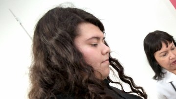 La estudiante  Daisy Villanueva, de 16 años, es revisada y pesada por la doctora  Italia Solorzano en la  Clínica Médica San Miguel, como parte del programa  Weight Loss Revolution.