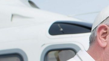 Benedicto XVI (D) recibió a su sucesor Francisco con un abrazo.