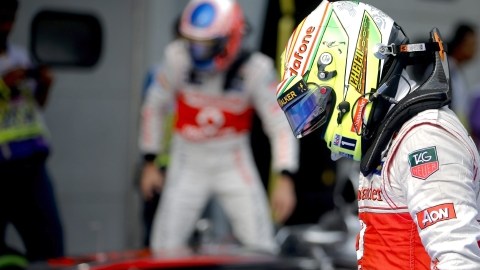 Sergio Pérez, de McLaren Mercedes, camina en el estacionamiento luego de concluir la ronda  de clasificación para la Fórmula Uno.