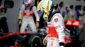 Sergio Pérez, de McLaren Mercedes, camina en el estacionamiento luego de concluir la ronda  de clasificación para la Fórmula Uno.