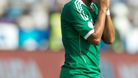 Giovani dos Santos no da crédito al empate que lograra Honduras sobre el representativo mexicano.