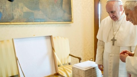 El papa Francisco y el papa emérito Benedicto XVI en uno de los momentos de su encuentro, ayer.
