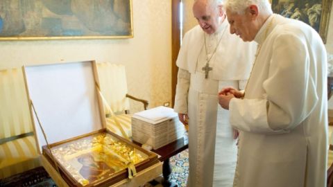El papa Francisco y el papa emérito Benedicto XVI en uno de los momentos de su encuentro, ayer.