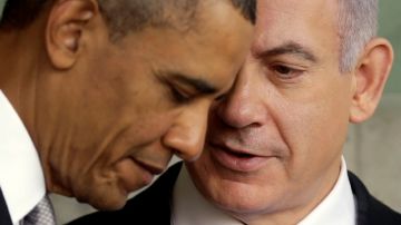 El presidente Barack Obama (izq.) escucha al primer ministro israelí, Benjamín Netanyahu,  en Jerusalén.