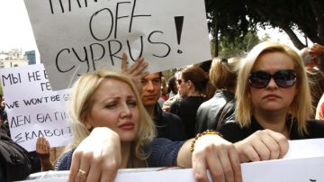 Trabajadores del sector bancario cuando protestaban a las puertas del Parlamento chipriota en Nicosia.