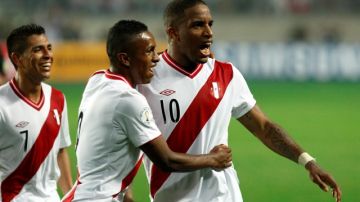 Jefferson Farfán (der.) celebra con Yordy Reyna (centro) y Paolo Hurtado el gol del triunfo peruano ante Chile por la mínima diferencia.