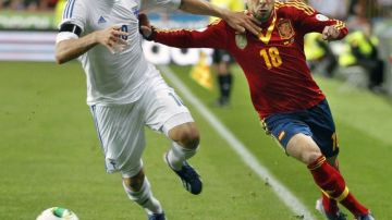 El lateral español Jordi Alba (der.) disputa el balón con el  finlandés Teemu Pukki (izq.) en duelo por la clasificación a Brasil 2014 que terminó igualado a un gol.