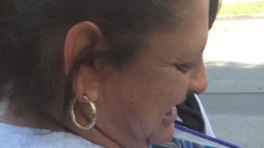 Luz Gutierrez y su hijo Marc Anthony,  de la primaria Stanford Avenue en South Gate, miran los menús por el celular.