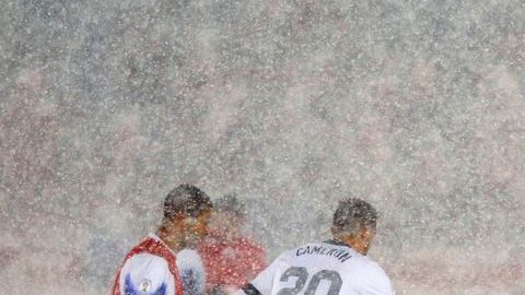 La nevada fue tan intensa que hasta los jugadores ayudaron a los trabajadores a limpiar el terreno de juego.